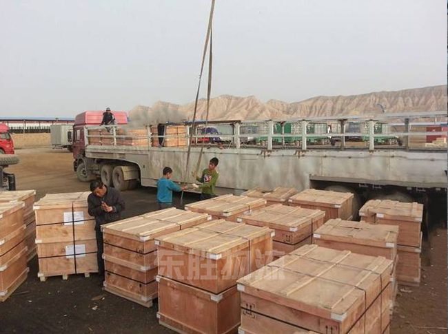 本單大理石發(fā)貨到香港/大理石運輸?shù)较愀?，一?0車；木箱包裝，利用中港平板車，依次運輸完畢，為客戶解決了運輸難題！