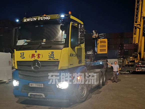 解析：集裝箱運(yùn)輸?shù)牟僮?；澳門(mén)物流-進(jìn)口報(bào)關(guān)公司-香港進(jìn)口清關(guān)公司-深圳市東勝物流有限公司