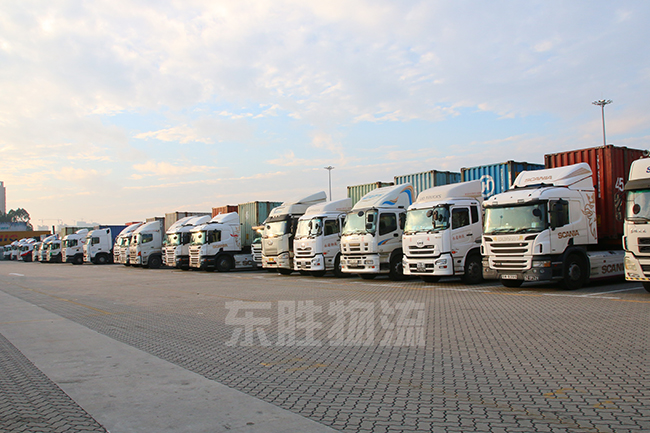 深圳東勝物流的港珠澳大橋運(yùn)輸車(chē)隊(duì)