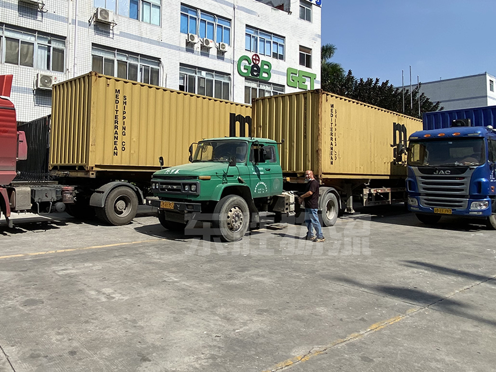 防護口罩出口到國外，防疫物資出口國外運輸，東勝物流口罩裝車現(xiàn)場圖