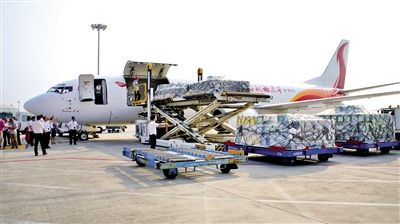 中港運(yùn)輸專線-香港到福州保稅區(qū)返修運(yùn)輸現(xiàn)場(chǎng)，香港機(jī)場(chǎng)提貨圖