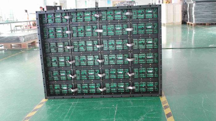 大型LED，光電項目顯示屏出口到香港運輸案例；led電子屏運輸?shù)较愀郜F(xiàn)場圖