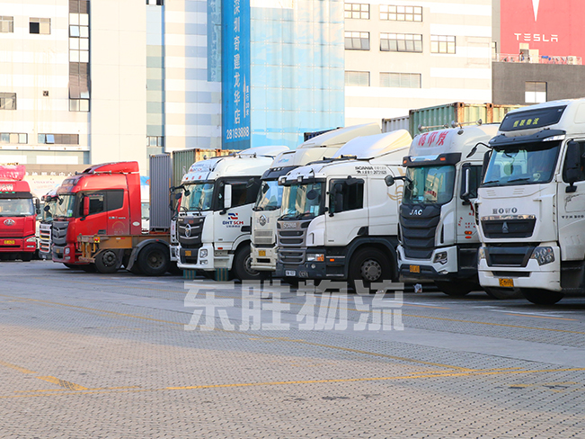 內(nèi)地到香港進(jìn)出口物流運(yùn)輸；內(nèi)地到香港貨運(yùn)公司，深圳東勝物流中港拖車圖