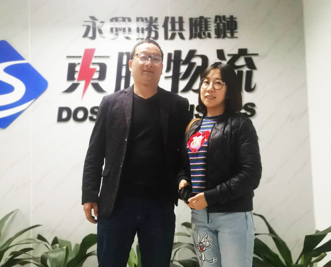 吳總在口罩出口香港運輸后，在我司合影留念  